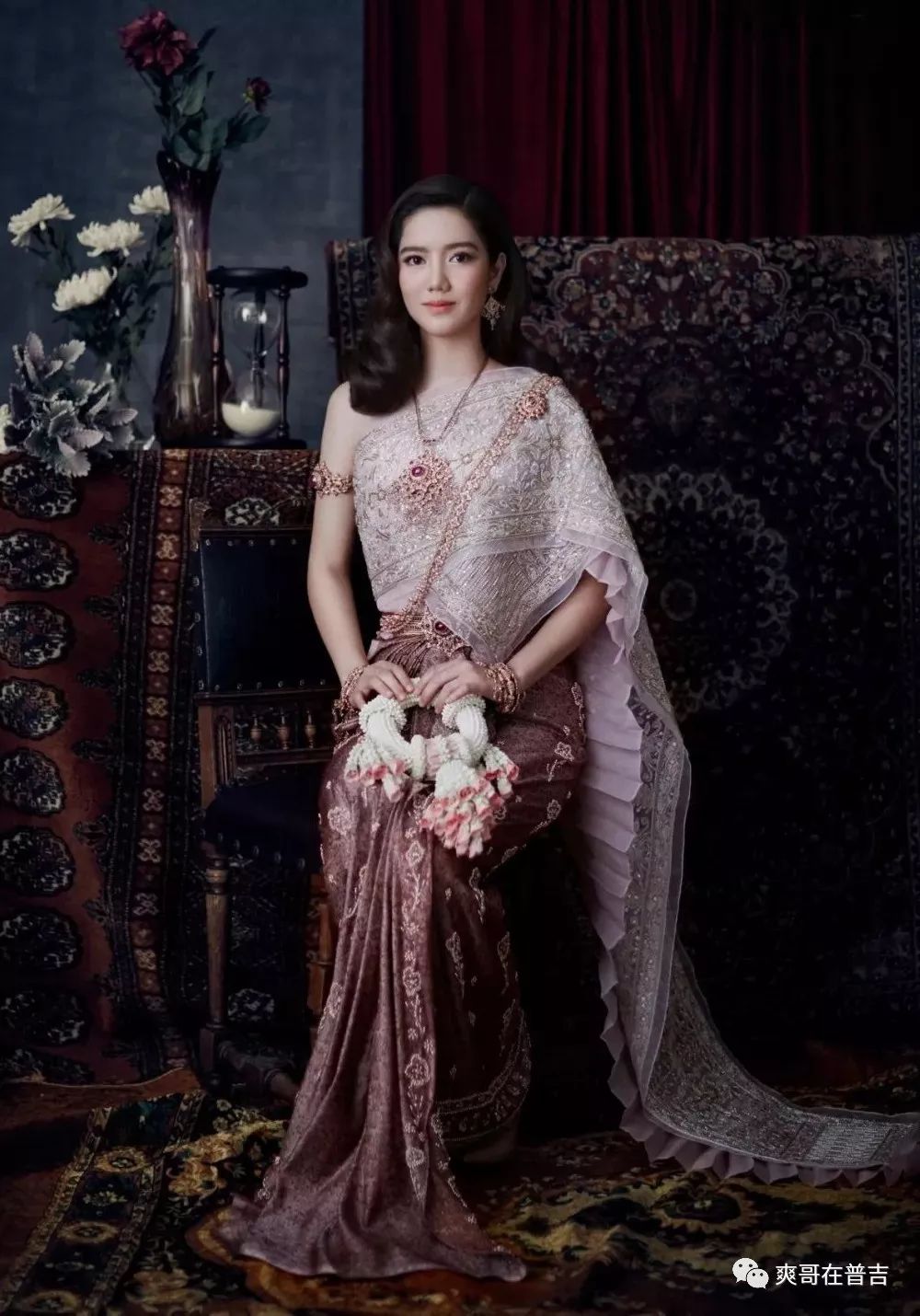 国人结婚的时候穿婚纱不同,泰国女生嫁人的时候有的会穿上传统的泰服