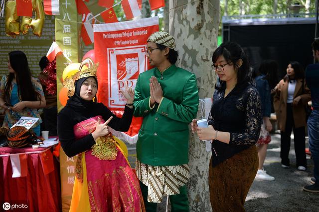 在尼泊尔,摇头表示的意思是赞同,而点头才意味着反对.