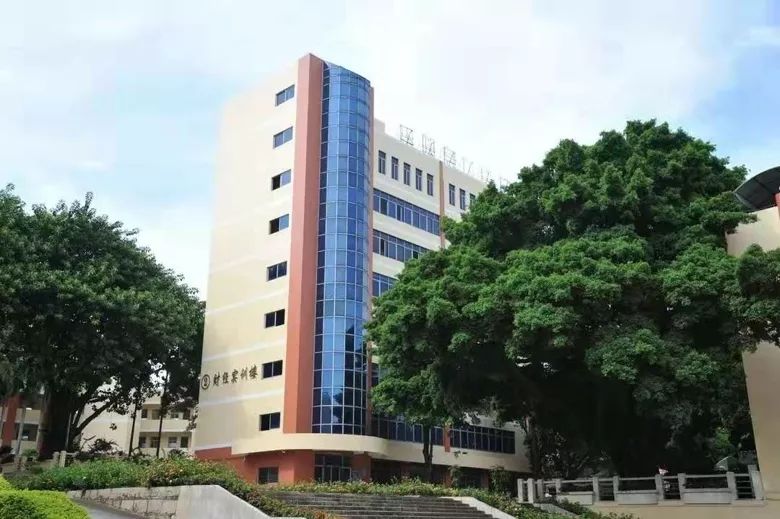 新生栏目一东莞市商业学校莞城校区我们来啦