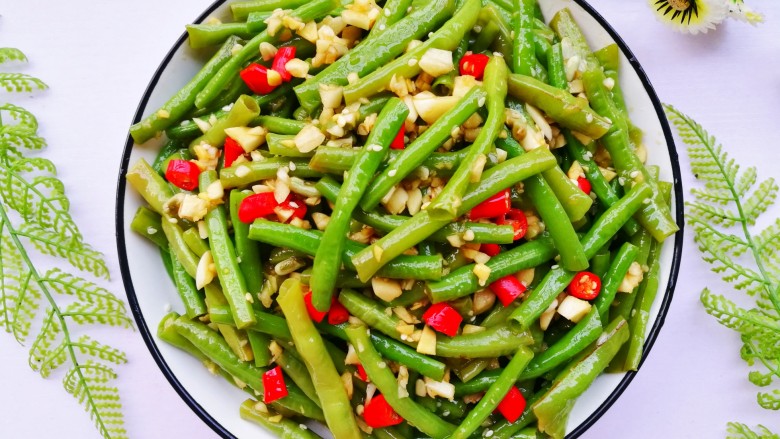 今天分享一道特别的凉拌豆角,口感爽脆,非常开胃.