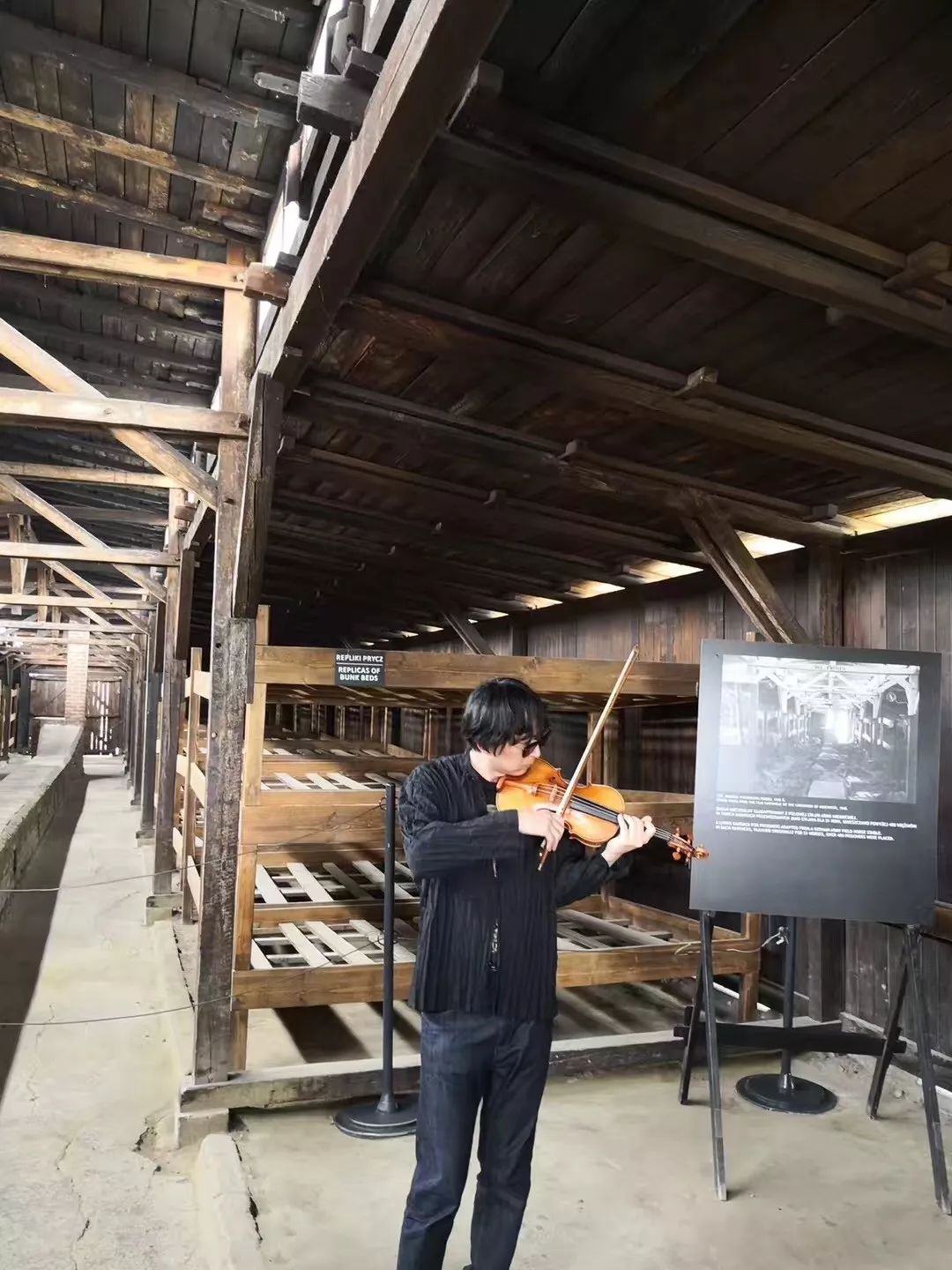 《辛德勒的名单》▼主持人洪韵策划与监制陆明,小提琴家宋阳带队的