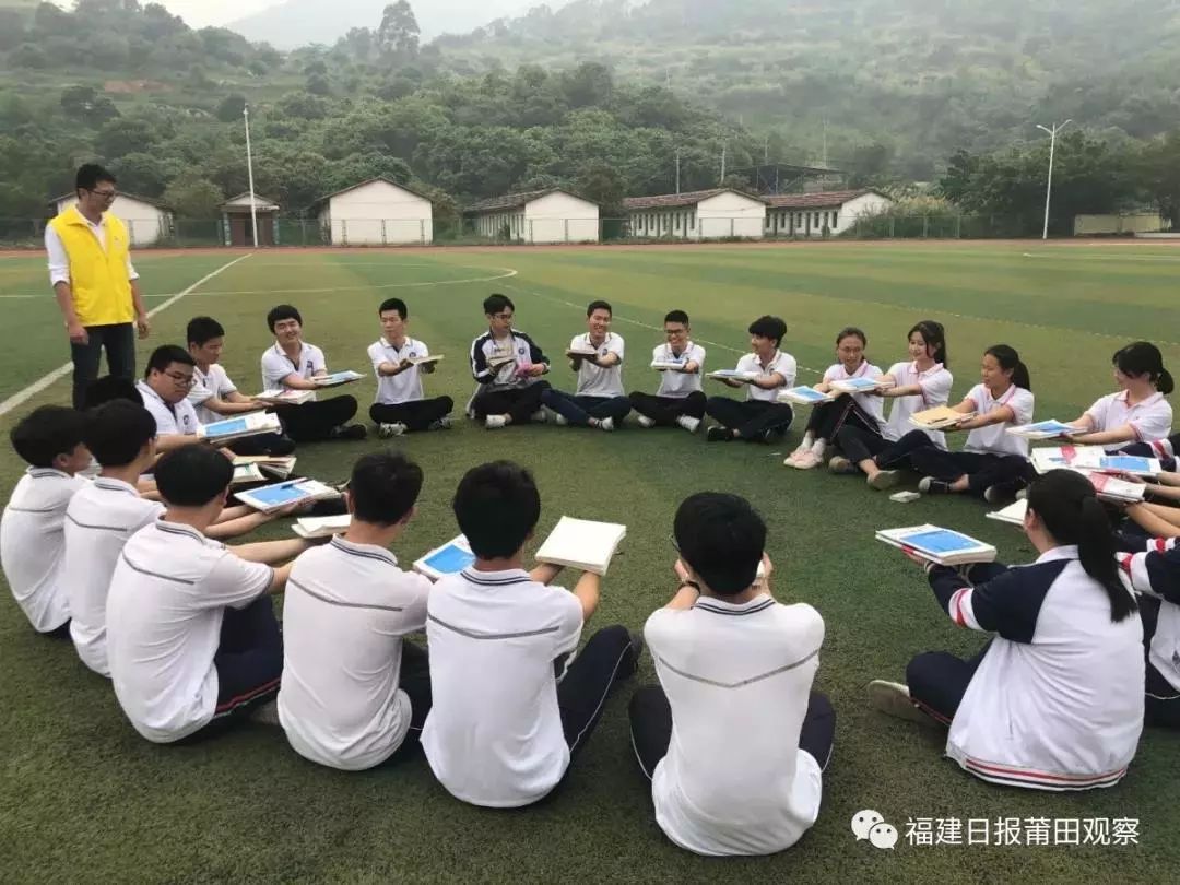 陽光社工走進榜頭中學給今年高考考生做心理減壓團輔.