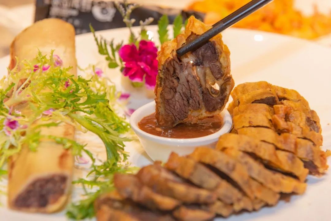 精选牛肋骨,配上特调的脆皮糊炸制,牛肉和外壳的外脆里嫩组合秒秒钟