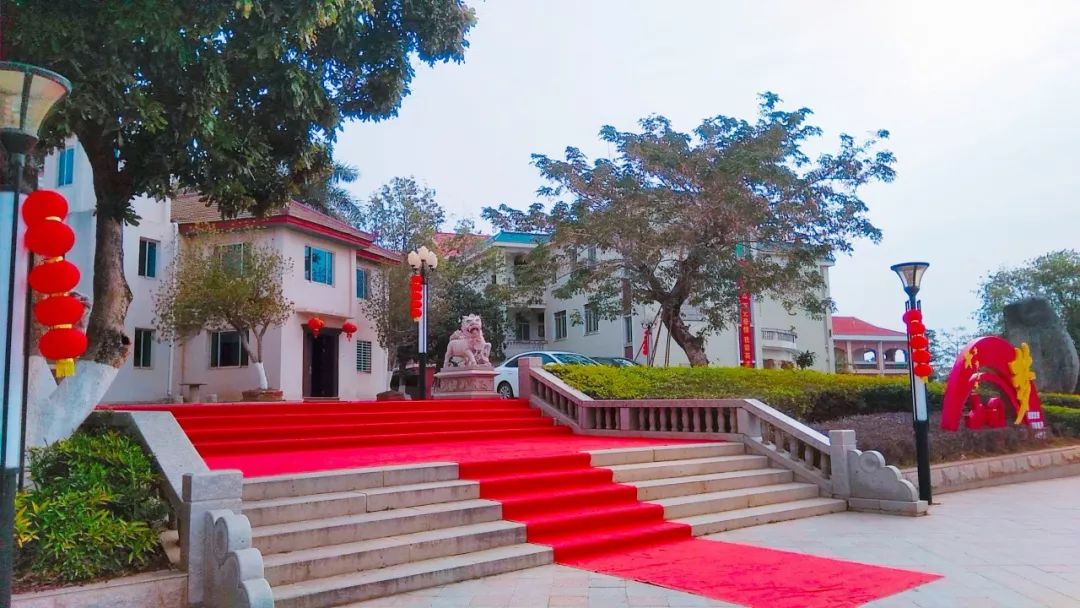 喜讯位于东岭镇的荷山中学通过省一级达标高中复评