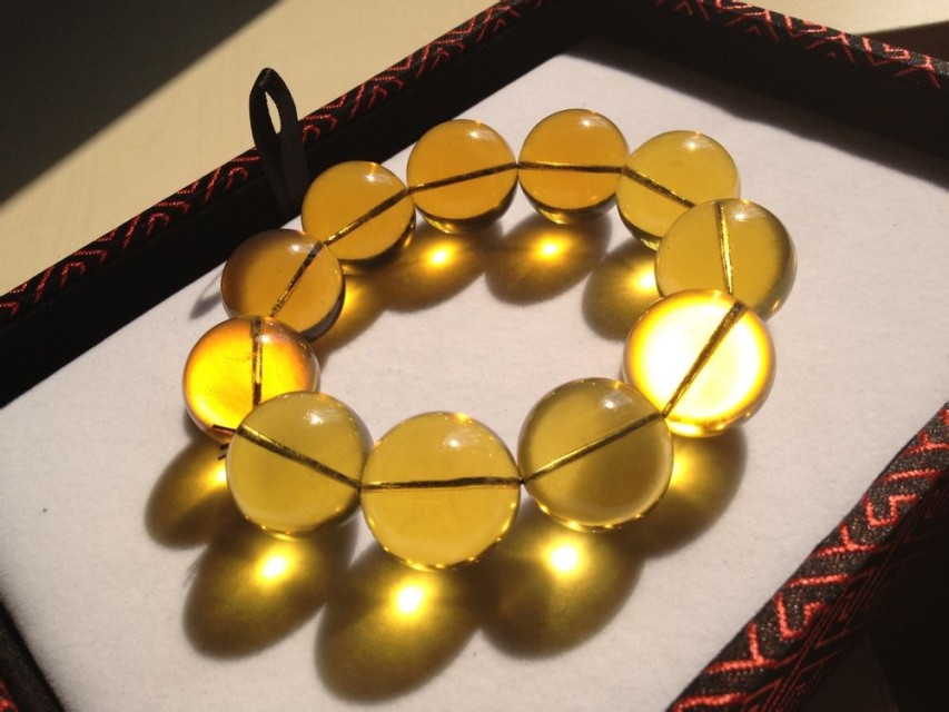 金珀是金黄色的琥珀,金珀也叫净水金兰珀