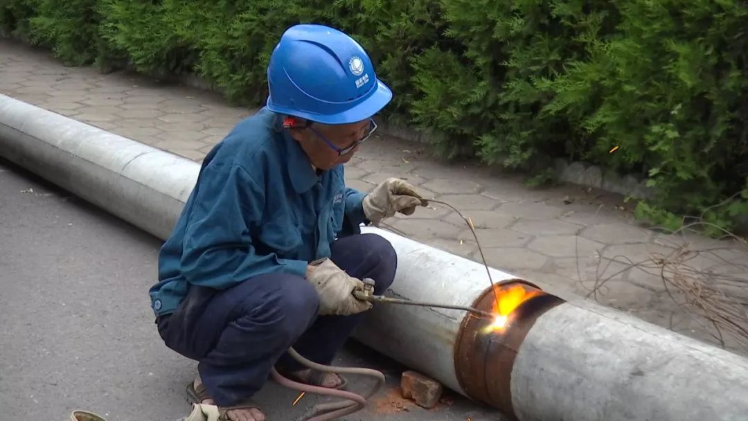 设立新电杆的方法直接打坑电力工人采用在原有电杆旁边在更换电线杆的