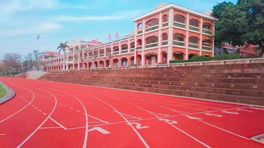 喜讯位于东岭镇的荷山中学通过省一级达标高中复评