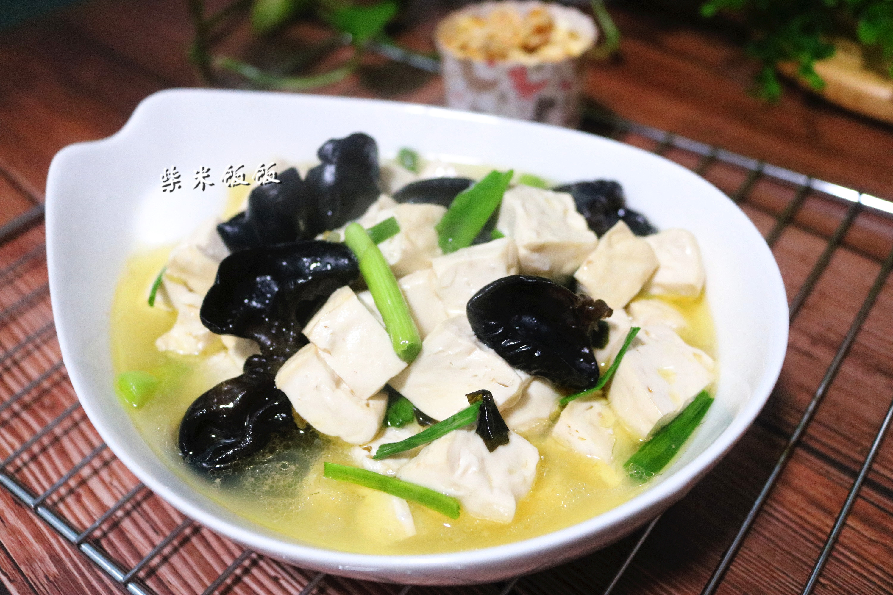 【木耳烧豆腐】豆制品含有丰富的蛋白质,是营养丰富的食材