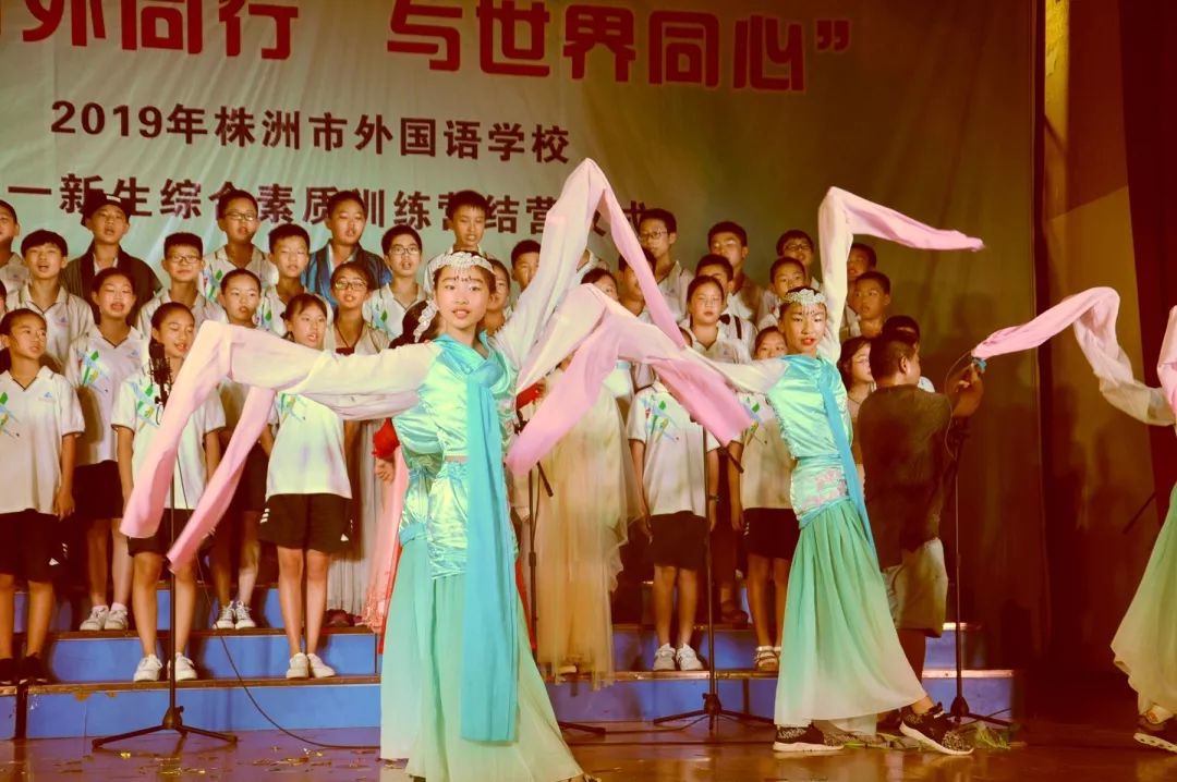 八营:合唱《firefly》8营里,50多只萤火虫汇聚成夜晚最梦幻的景色.