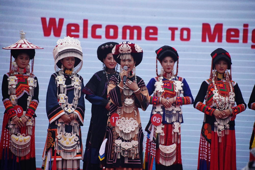 凉山彝族传统剪羊毛节 "咔咔"声荡漾高山上_美姑县