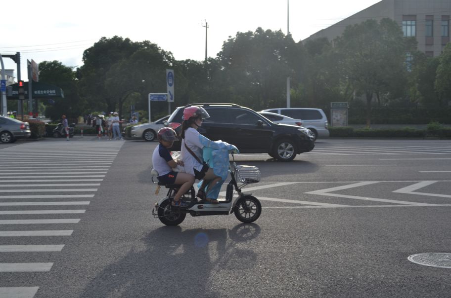 電動自行車駕乘人員佩戴安全頭盔新規實施半個多月大家騎車都戴頭盔了