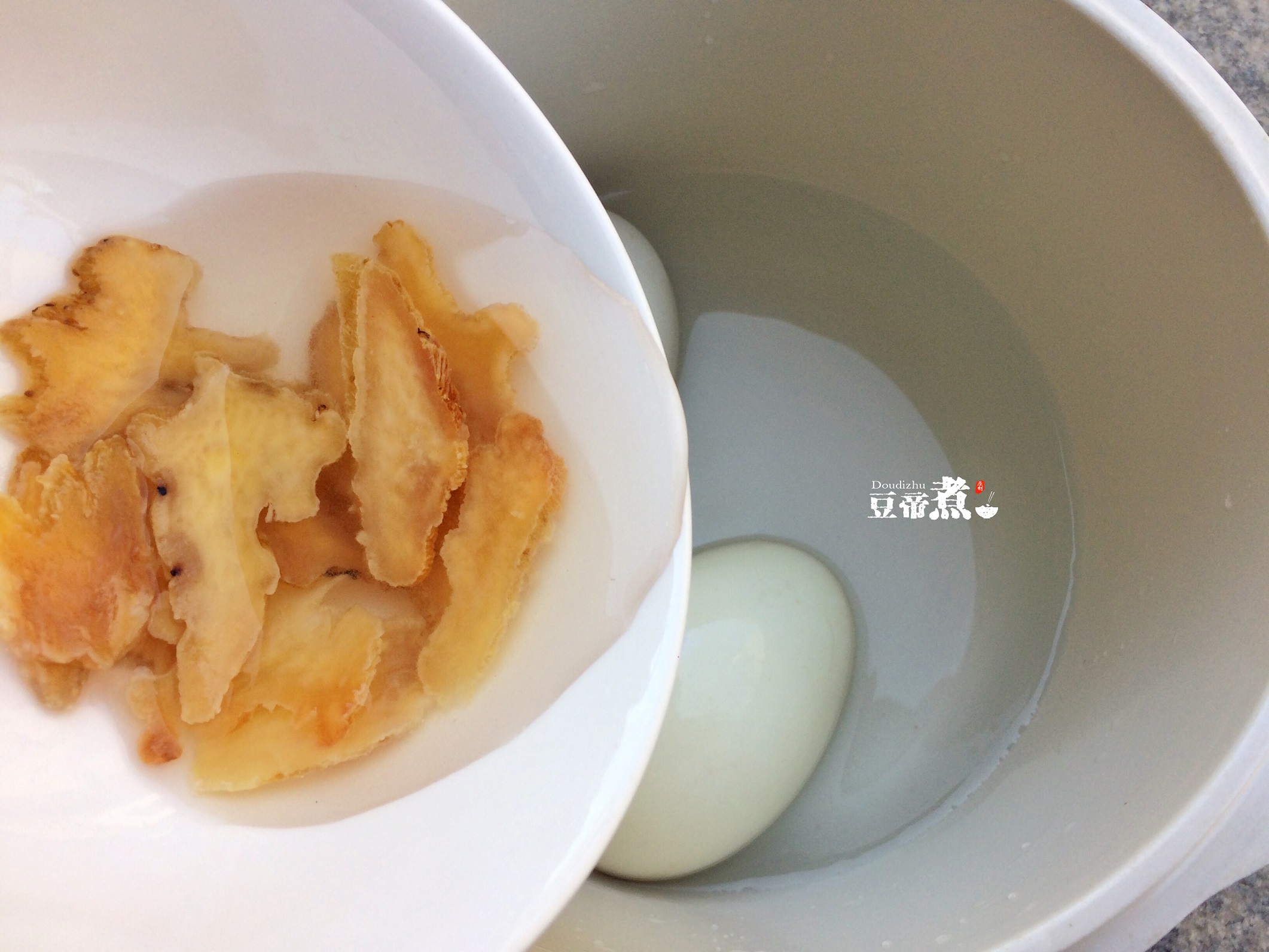 5,炖煲加入少许的水,并放入鹅蛋再倒入天麻.