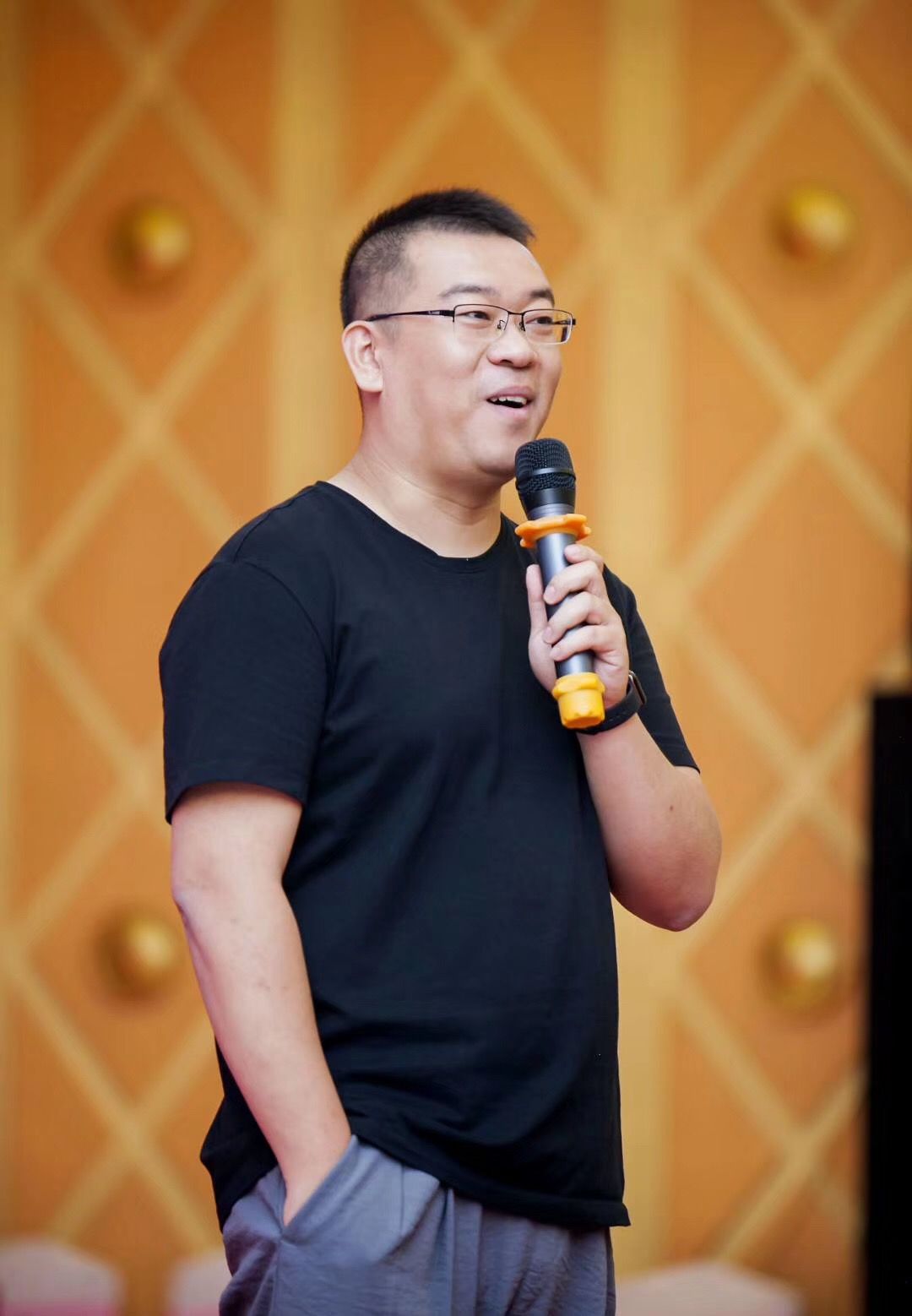 文化新闻诗人阿紫参加第五届花样少年全国青少年语言艺术展演辽宁凌海