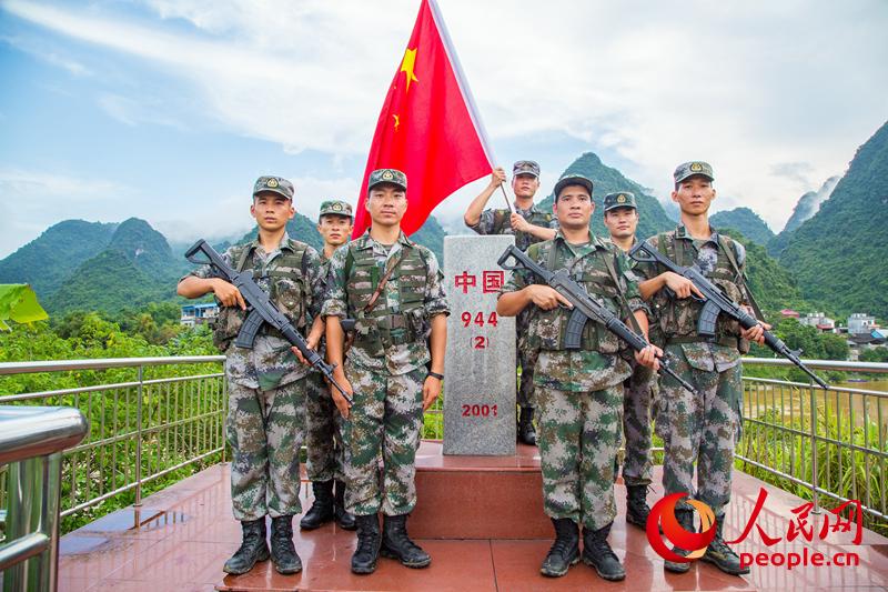 记者随广西边防部队对中越边境线的界碑进行描红