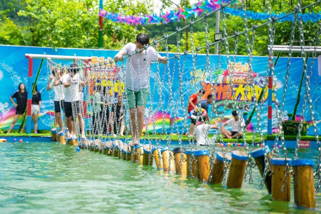 超好玩的水上冲关项目除了这个天子山摇摇桥你还会感觉到热吗?