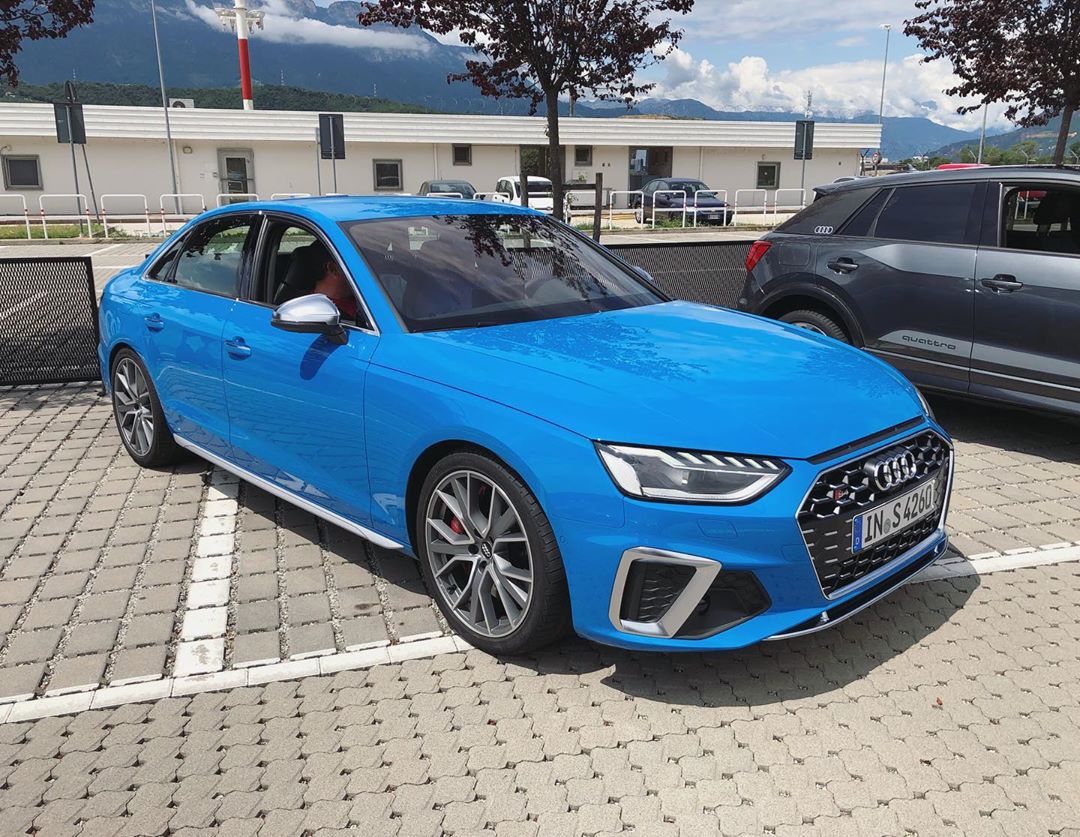 运动的轿车全新奥迪s4limousine海外实车街拍