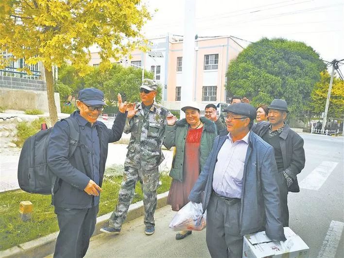 6月13日,三师叶城二牧场学校语文老师郭飞在给孩子们上课.