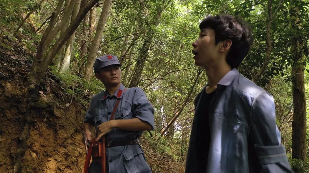 第二幕无数的游客在烈士陵园中参观,而一对兄妹却注意到了墙上的无名