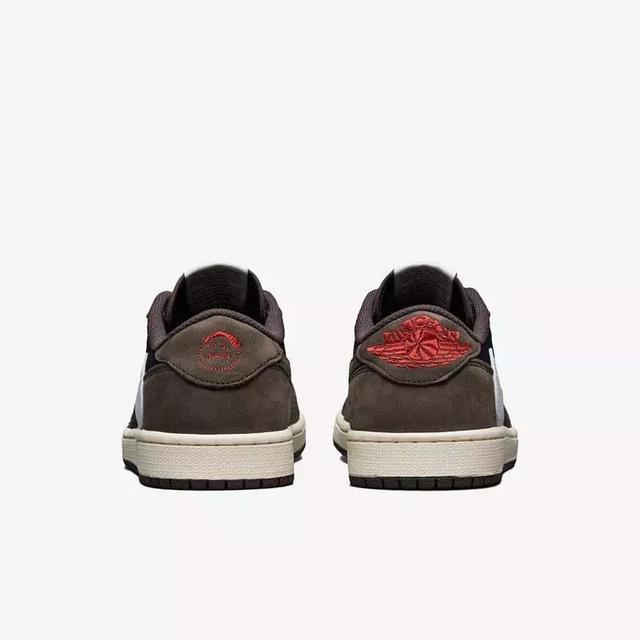 今早国内snkrs突袭发售aj1低帮倒钩你顺利中签了吗