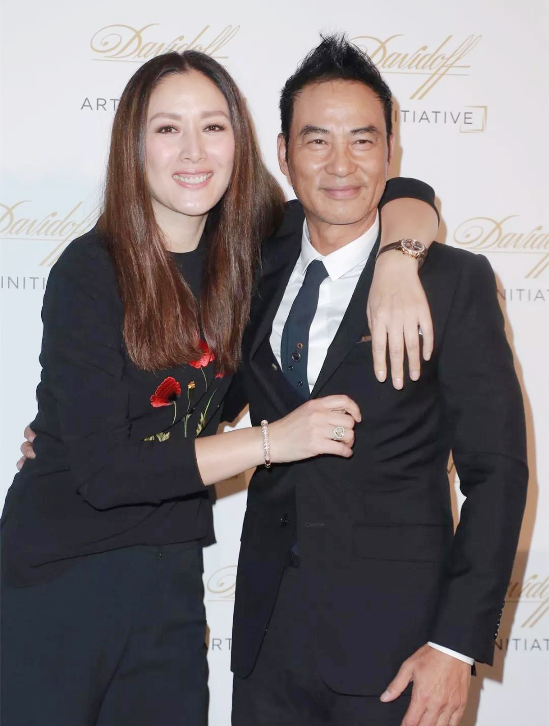 任达华突然遇袭实为无妄之灾,强忍巨痛保持镇静,称行凶者发神经