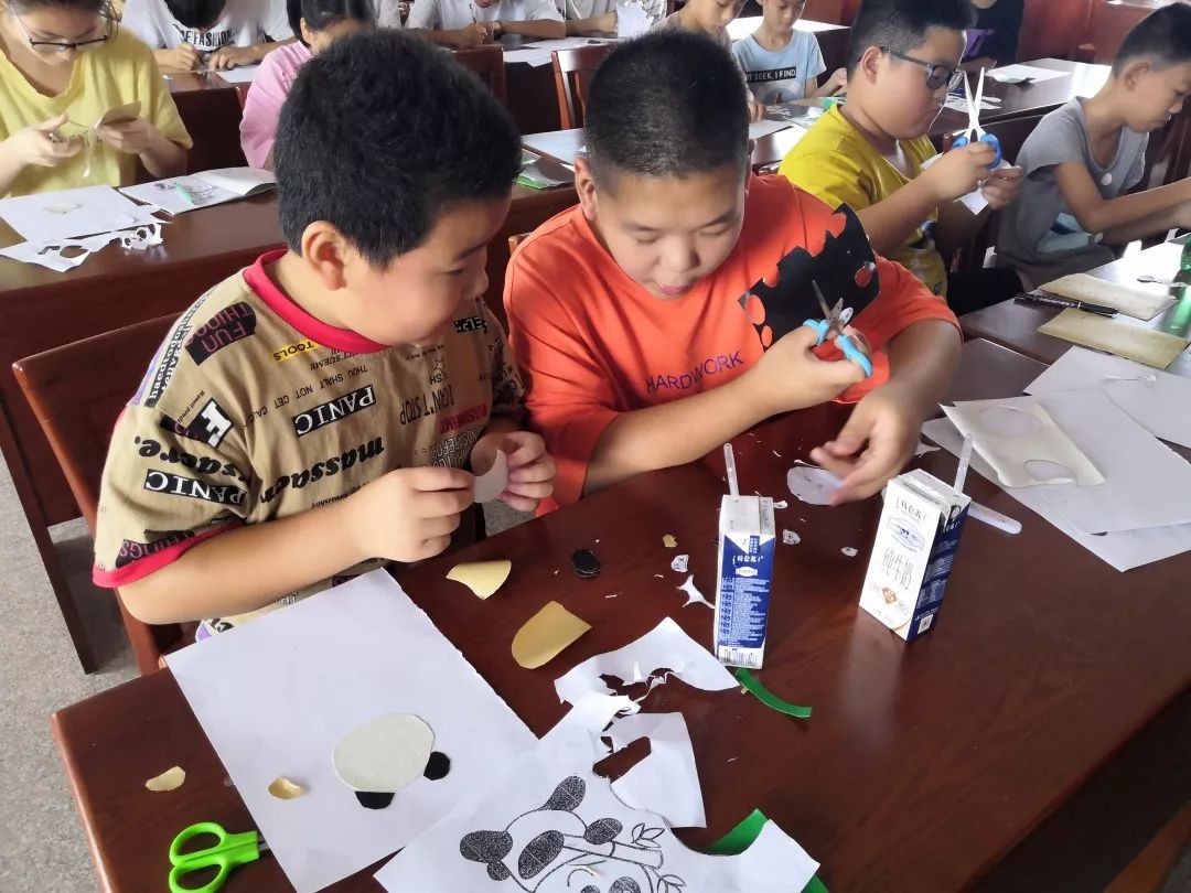 非遗传承周非遗课堂云龙村暑期青少年皮贴画课堂