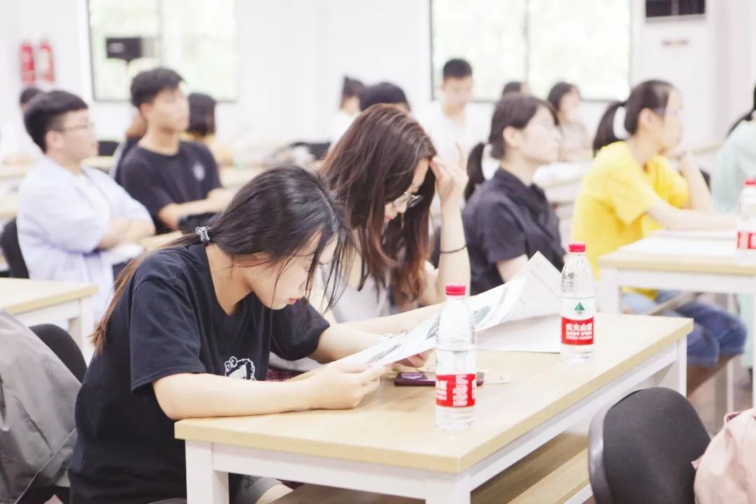 不息的奋进卓越的梦想欢迎黄岩中学师生家长到我校参观交流