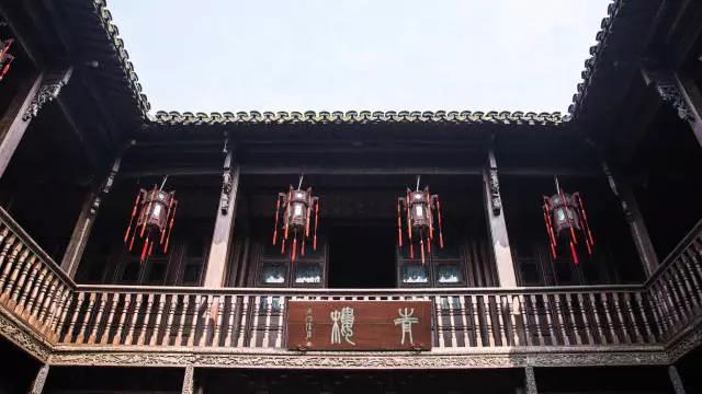 相传原是宋代名妓李师师开设的"青月醉花楼".