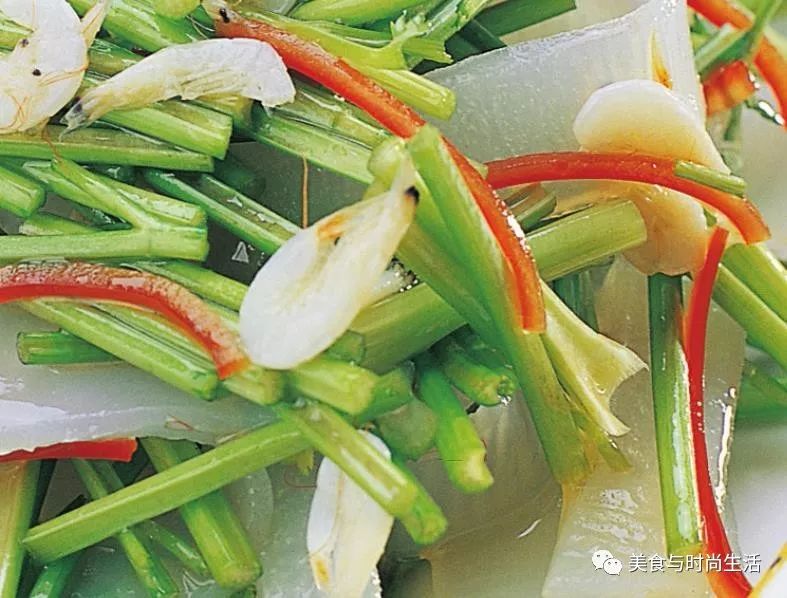 虾皮拌香菜,鲜香爽口,开胃补钙,家人一顿不吃就馋,分钟上桌