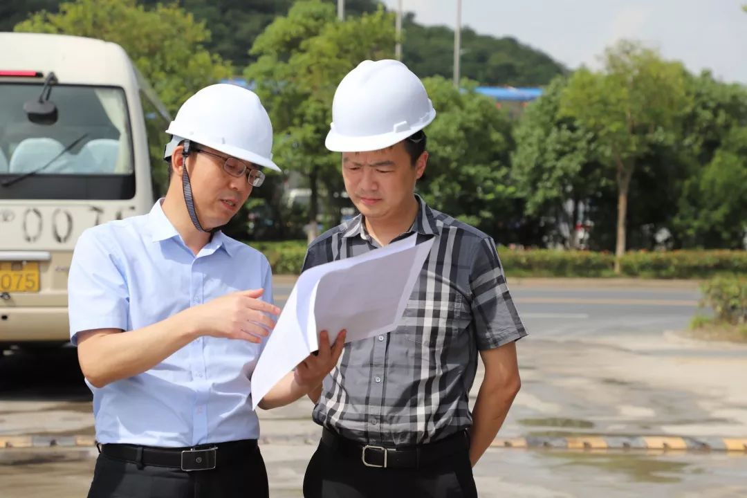 图为天江药业副总经理王元清向赵炯副主任介绍天江二期工程项目最新