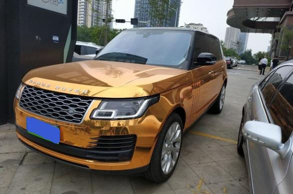 高调老板花190万买路虎揽胜贴上黄金色车膜开在路上格外耀眼