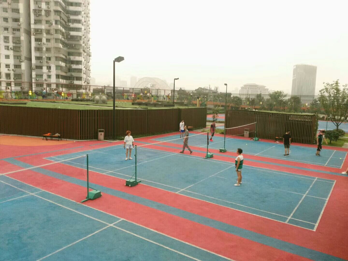 原创屋顶有花园不新鲜重庆一商场屋顶还有跑道和运动场简直太魔幻