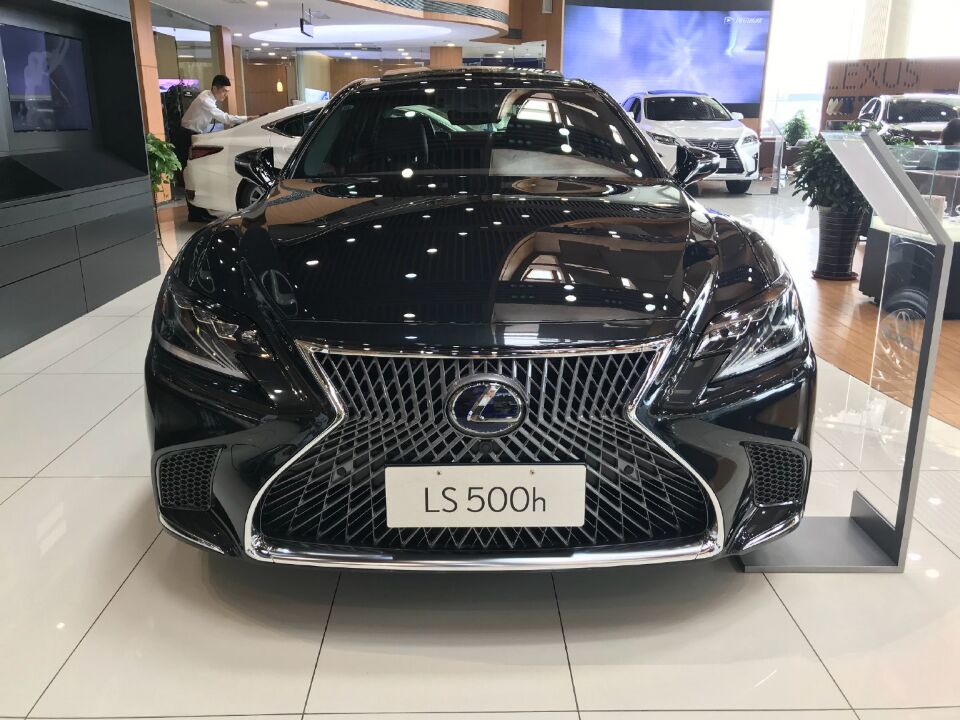 首台2020款雷克萨斯ls500到店颜值不输宝马7系性能看齐奥迪a8