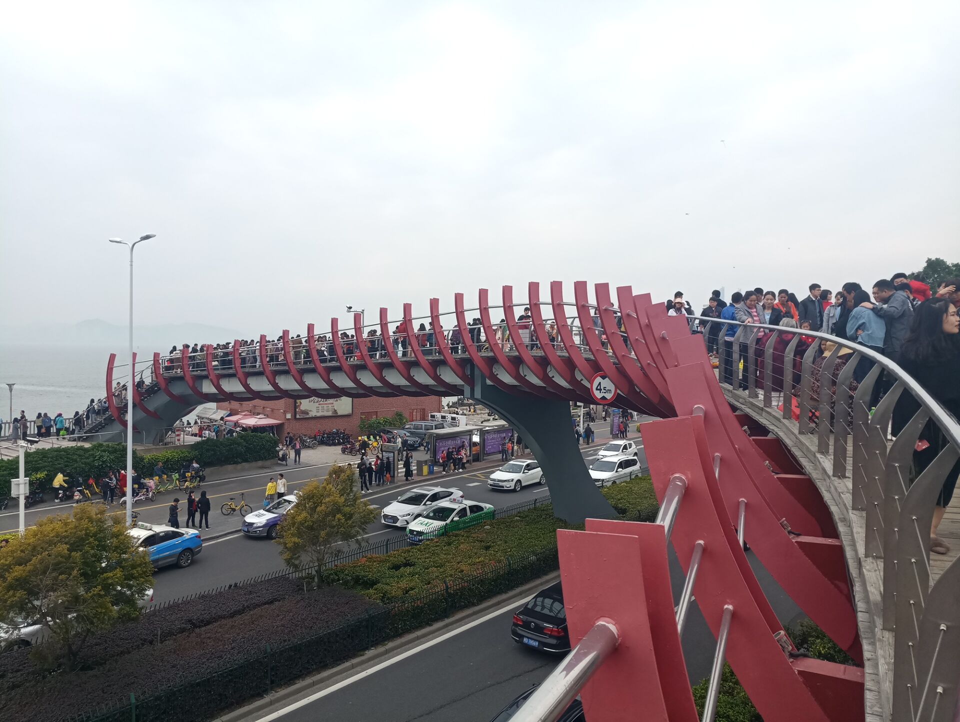 有趣厦门这处人行天桥人流高峰期需要交通管制它就是曾厝垵的渔桥