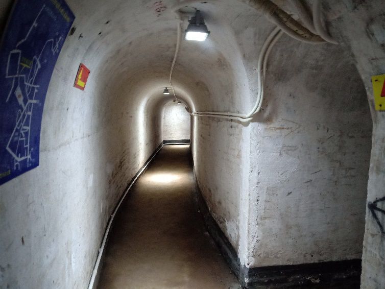 最后我们来到了防空洞内部的一个大厅处在这个充满历史韵味的地方听听