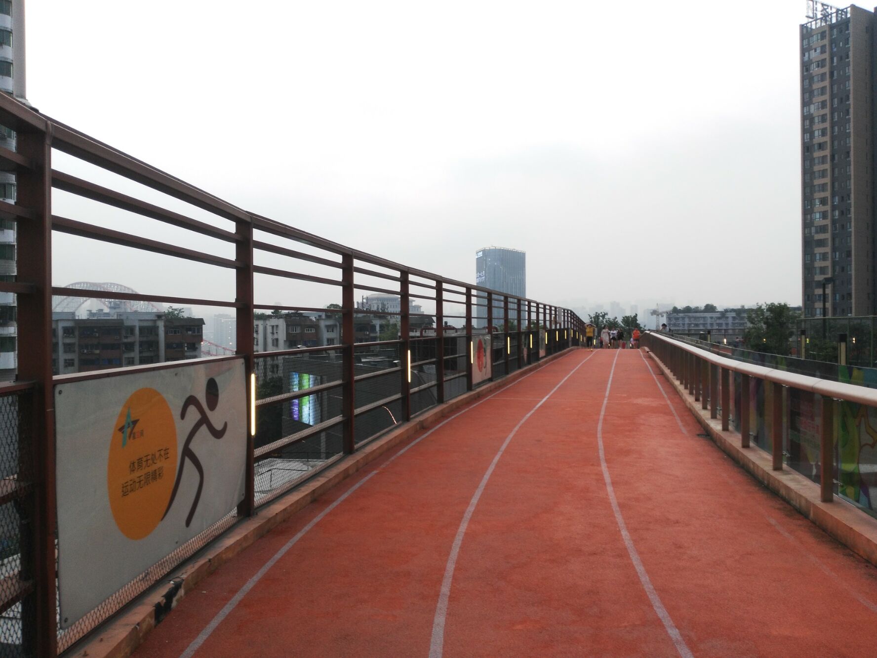 到时候,弹子石的市民又多了一个健身,休闲和娱乐的好去处了!