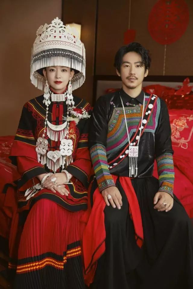 彝族服装 婚纱照图片
