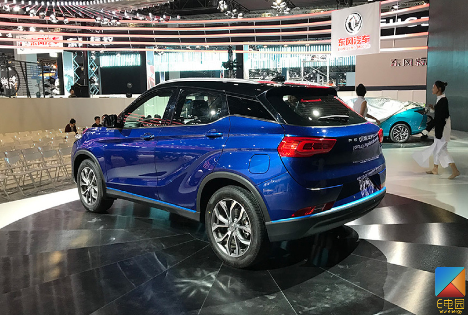 作为金康汽车瑞驰ev的姐妹车型,东风风光e3采用了家族式设计语言,其中