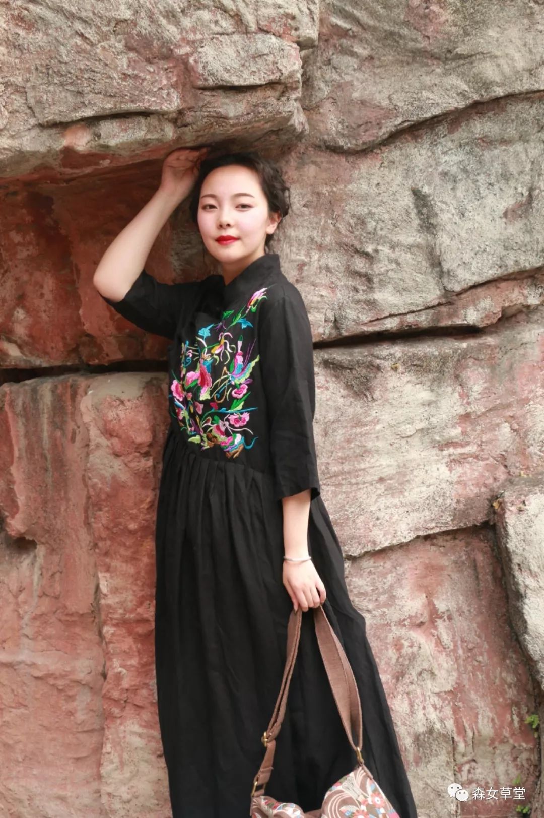 万德隆小吉店草堂女装火爆开业进行中进店送好礼