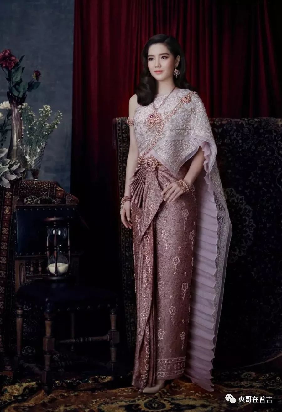 泰国美女果然还是穿泰装比较养眼啊