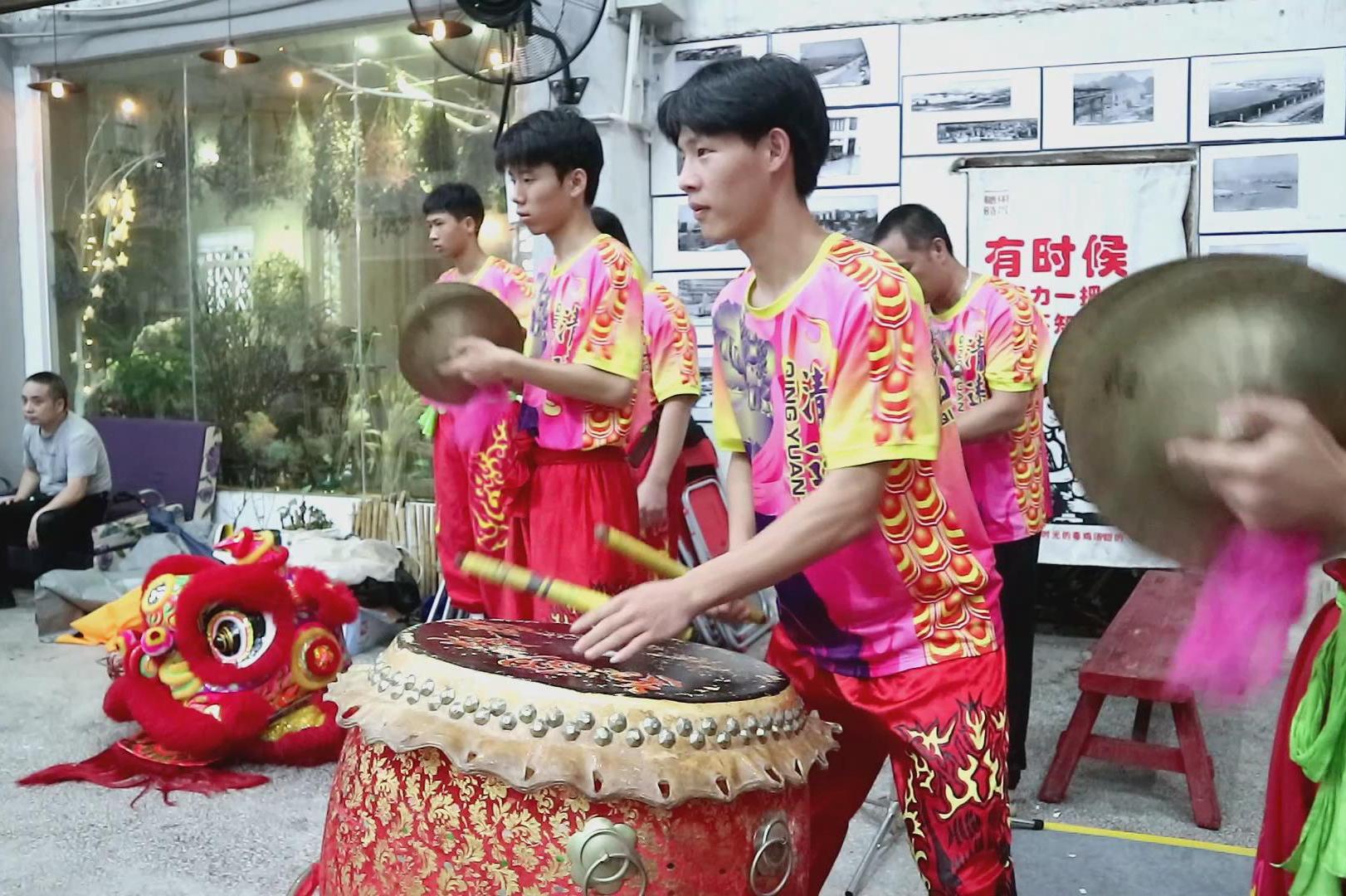 清新龙狮团的小伙打鼓太棒了鼓声铿锵有力振奋人心听醉了