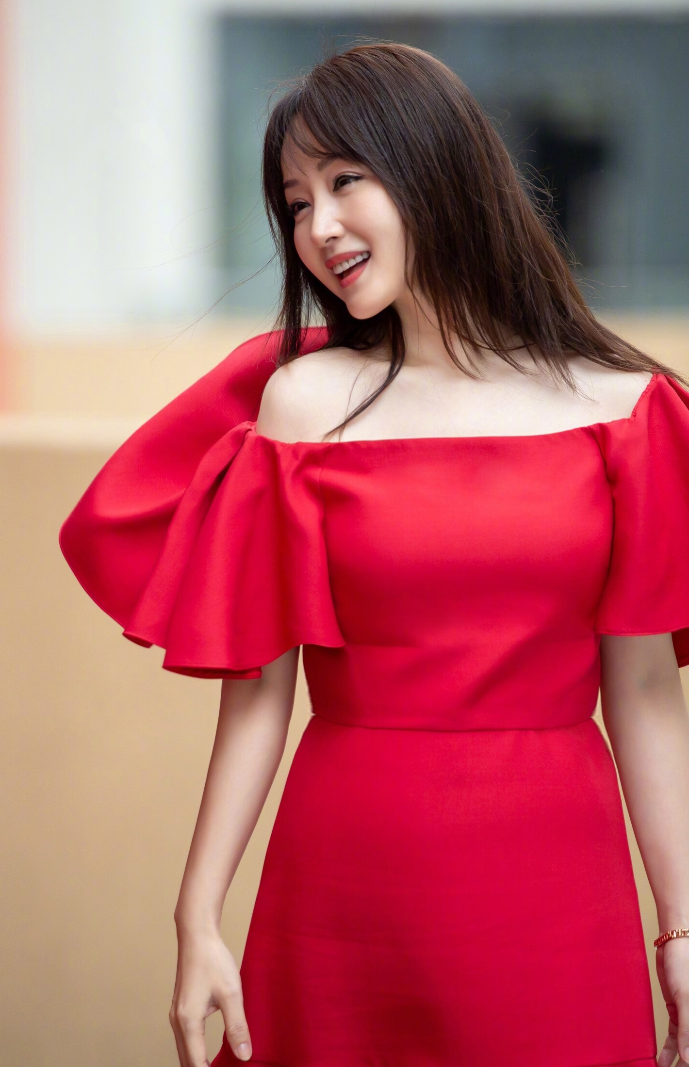 49岁杨钰莹真会穿，衬衫搭半身裙好迷人，看起来又年轻二十岁 - 知乎