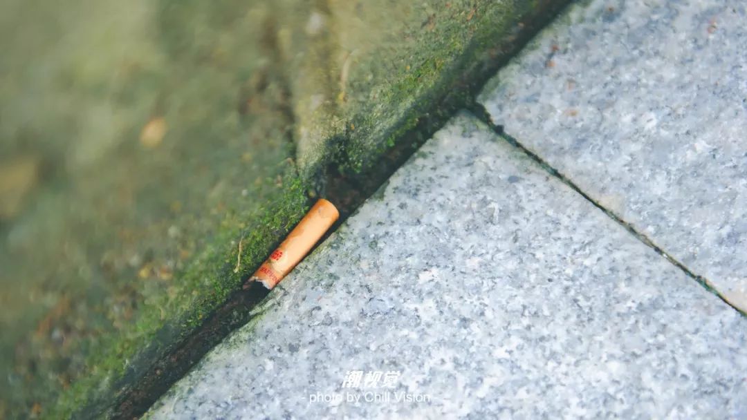 美的一个公园里弥漫着刺鼻的烟味和无数烟头散落在地上和角落里烟头