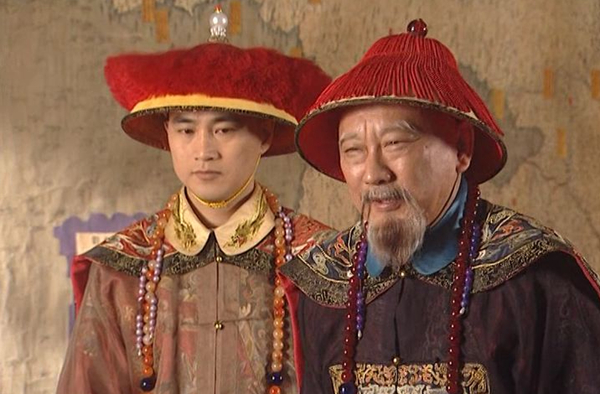 在电视剧康熙王朝中皇太子胤礽有造反之心,在索额图的怂恿下,有起兵谋
