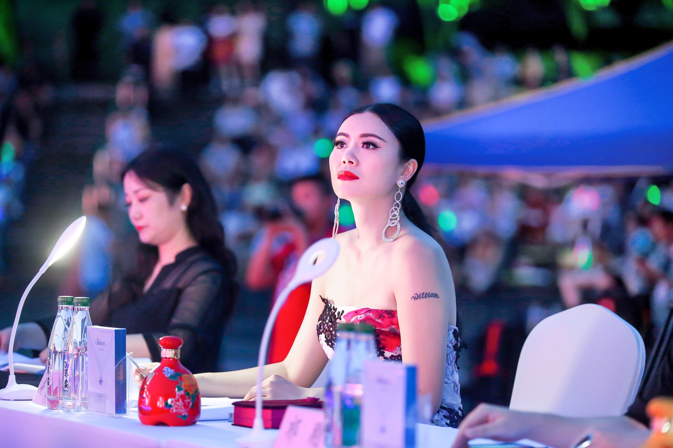 重庆小姐大赛总决赛亮点多新加坡旅居歌手刘昱均首唱新歌重庆姑娘助阵