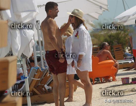 哈勒普恋情曝光男友为40岁大肚腩富翁海边度假放情热吻