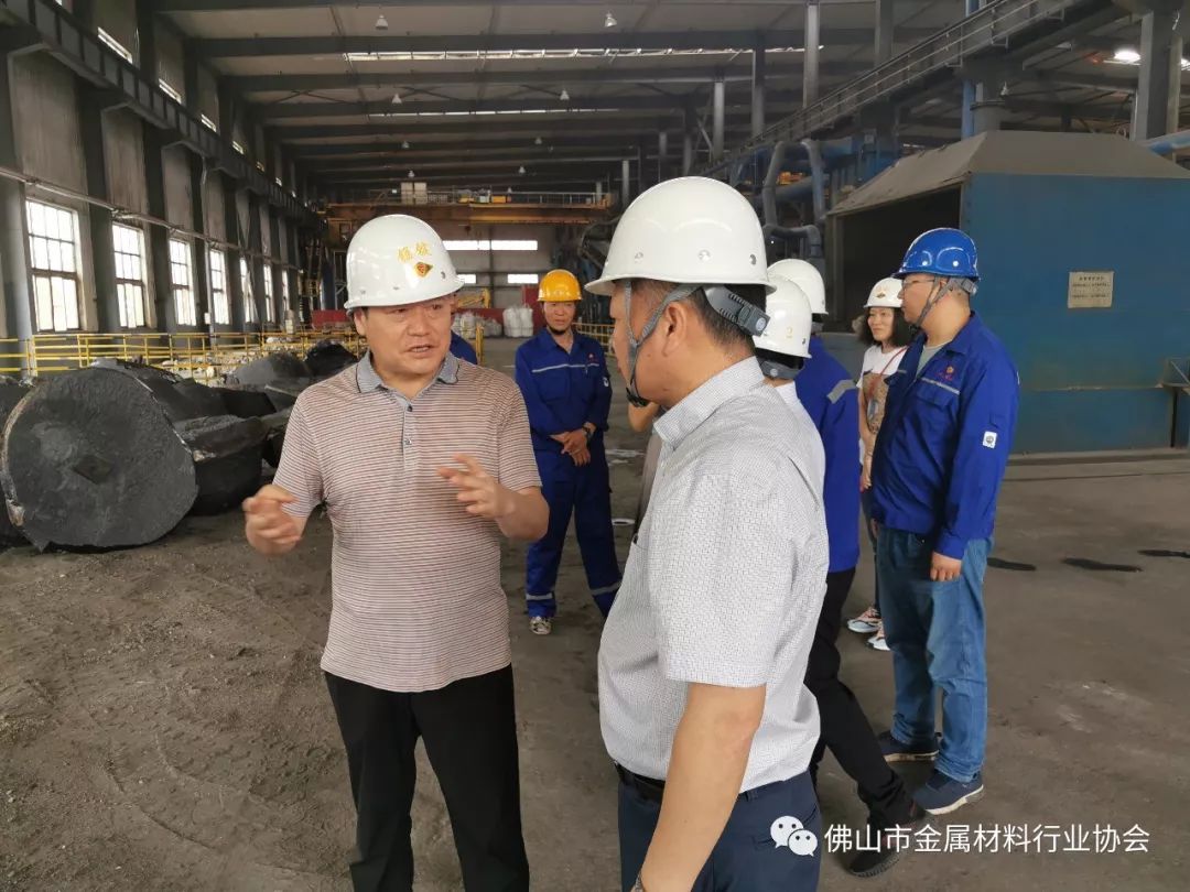 期间, 李会长还向黄庆周董事长,覃辉副总经理,张守宁副总裁,周建华副