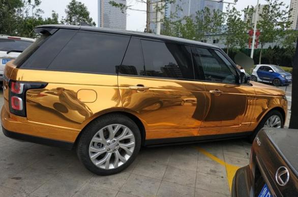 高调老板花190万买路虎揽胜贴上黄金色车膜开在路上格外耀眼