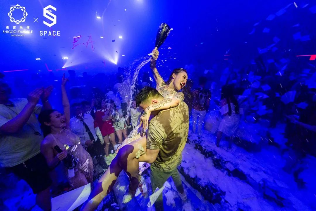spaceclub室内湿身派对第二趴letsgurgle
