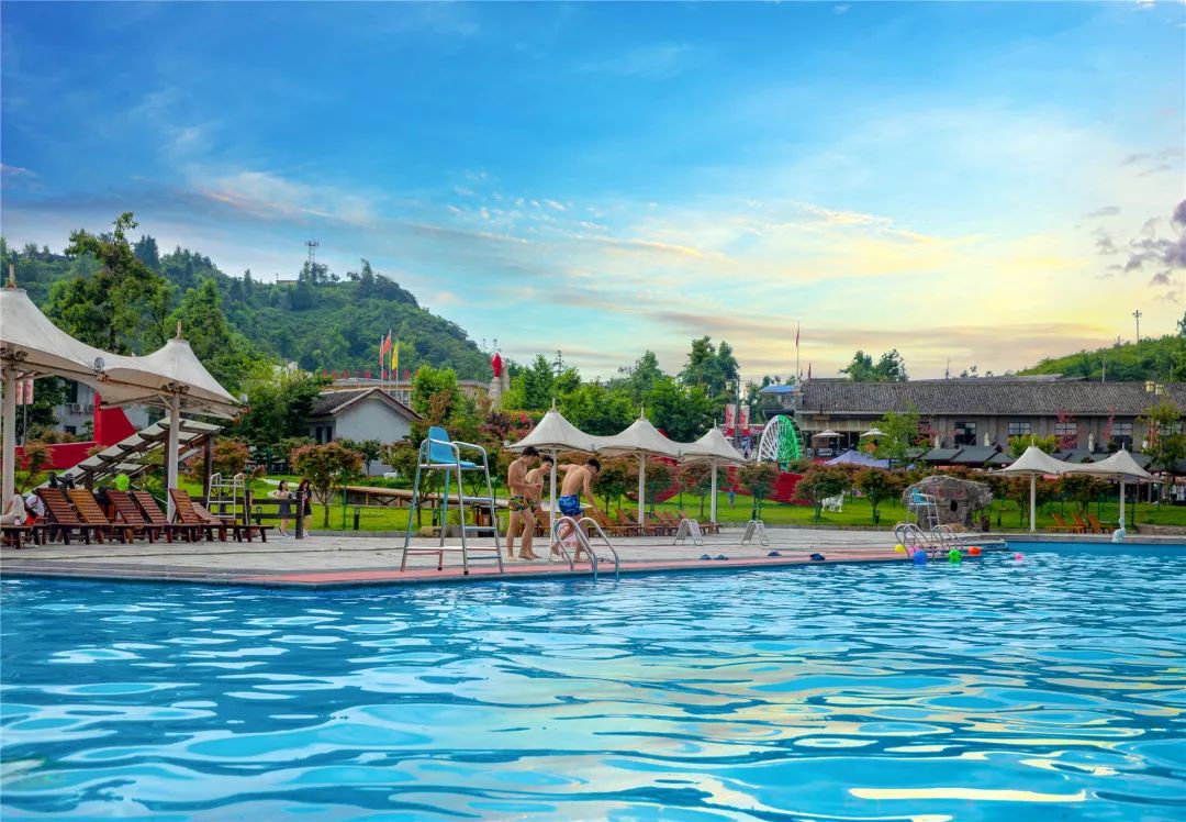 不用跑太远,朱砂古镇的悬崖泳池就能给你答案.