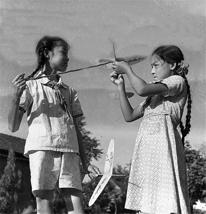 建国初期物质贫乏年代孩子们的欢乐童年这或许也是你的童年